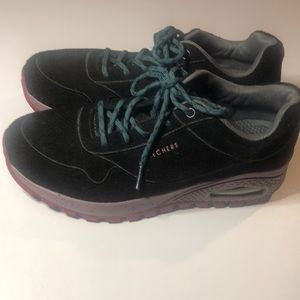 Woman’s memory foam black & pink comfort walking sneakers